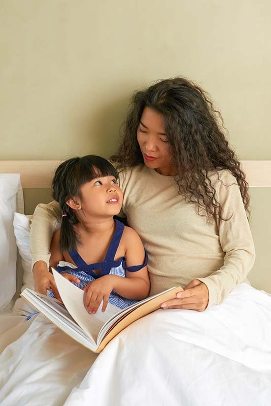 Mãe lendo com filha - Foto: Pressfoto