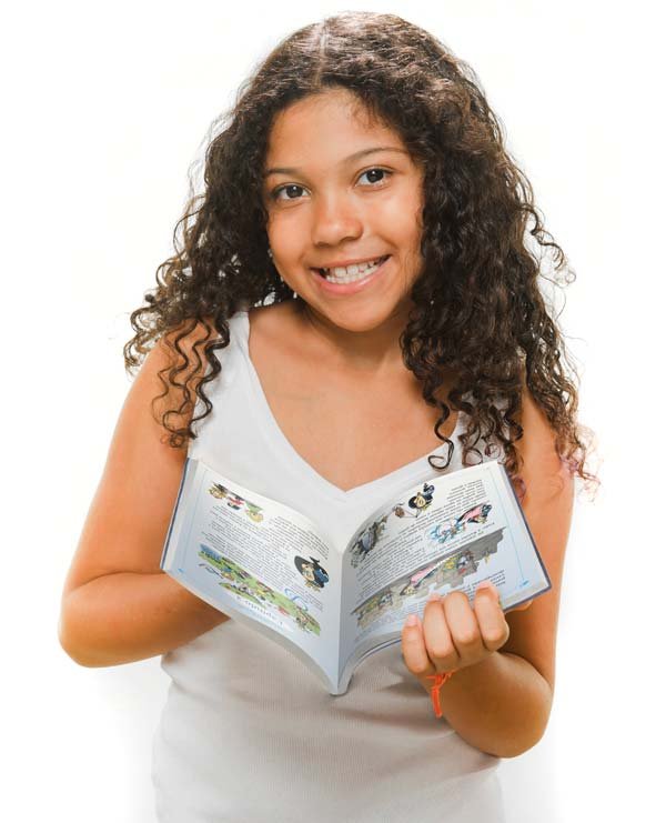 Menina lendo o livro "A História do Pequeno reino"Menina lendo o livro "A História do Pequeno Reino"