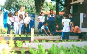 Horta na escola é um ótimo exemplo de integrar as crianças à realidade externa ao ambiente escolar, neste caso, algo essencial à vida humana: nossa alimentação vem da terra e não do supermercado.